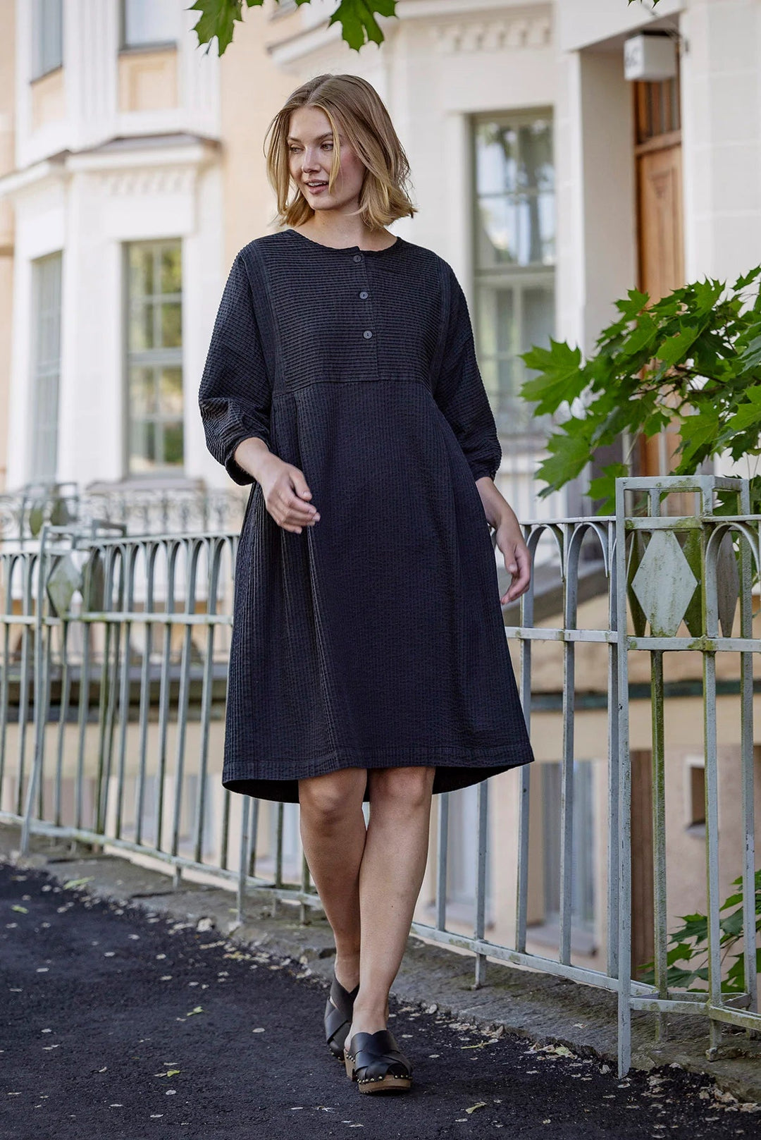 Falla Finland | Lipstikka Textured Cotton Dress | Black - pirkko. Falla Finland