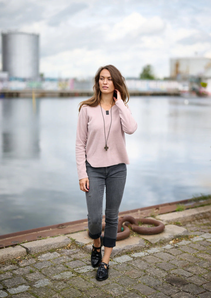 Henriette Cozy Fleece V - Neck | Dusty Rose - pirkko. HENRIETTE STEFFENSEN