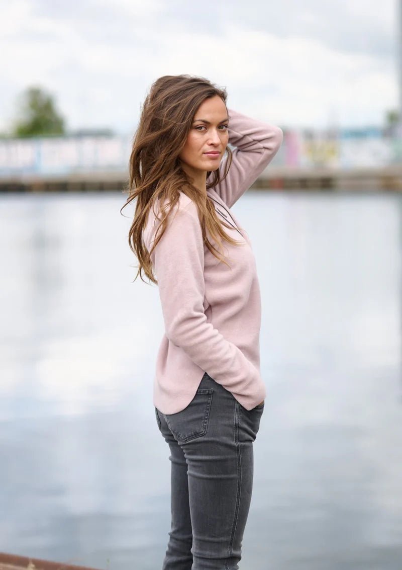 Henriette Cozy Fleece V - Neck | Dusty Rose - pirkko. HENRIETTE STEFFENSEN