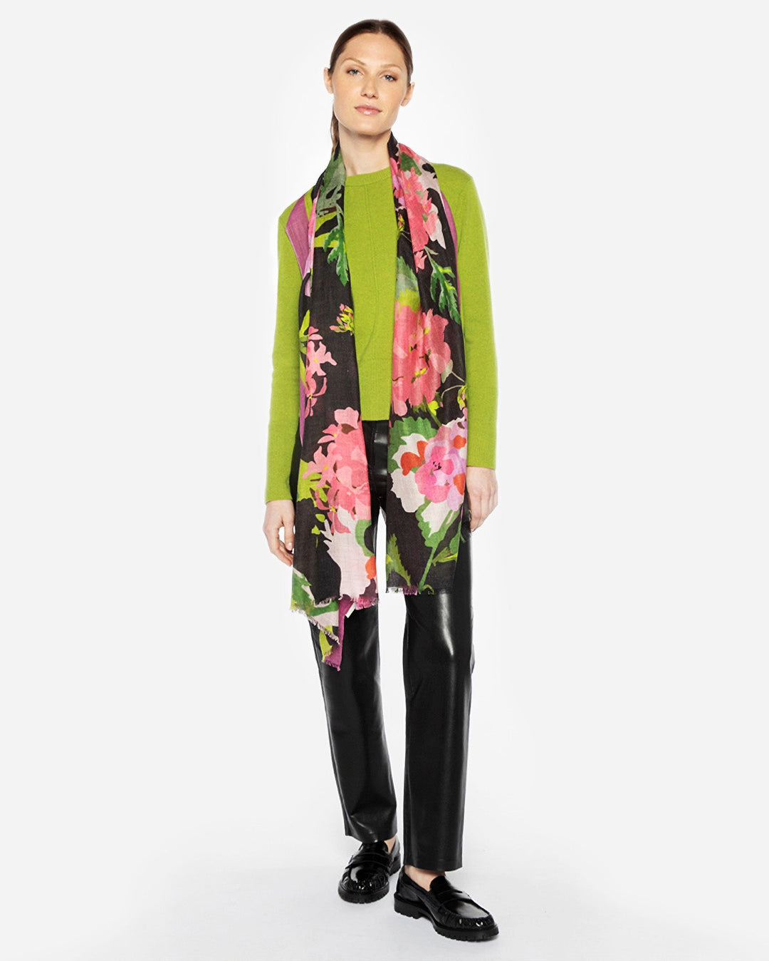 Kinross | Silk Cashmere Scarf | Moody Blooms Black Multi - pirkko. KINROSS