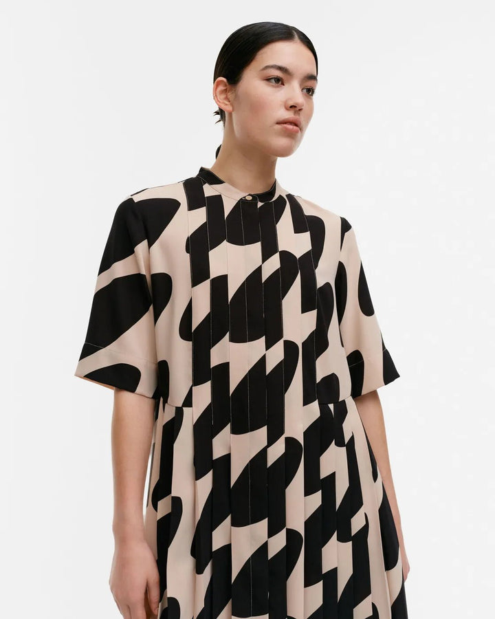 Pliitti Linssi Plisse Dress | Beige, Black - pirkko. Marimekko